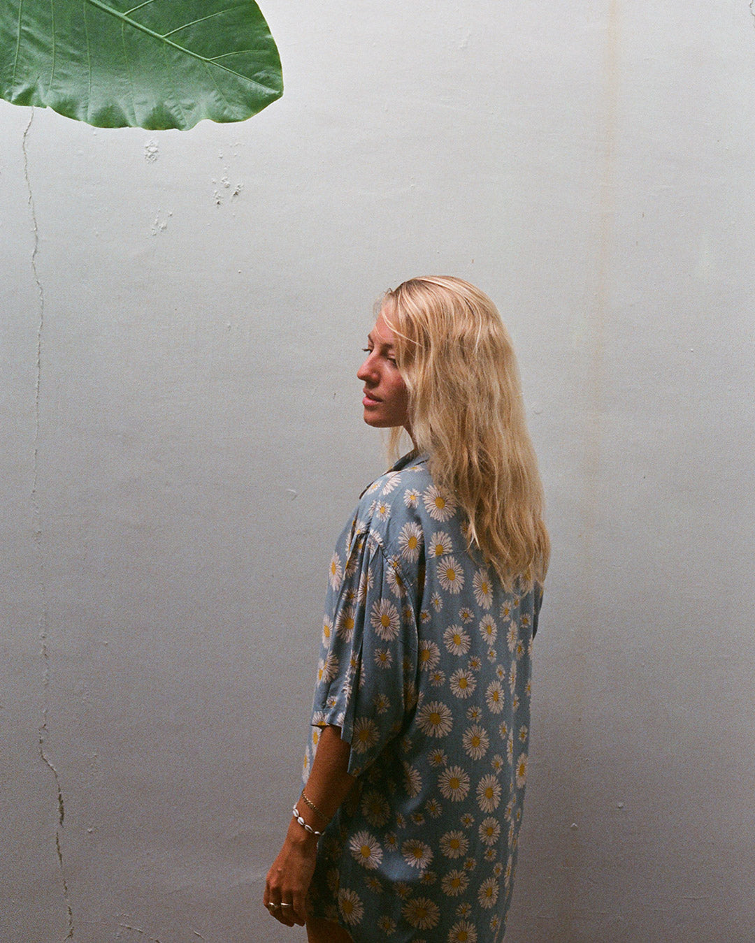 chemise motif fleurs pâquerettes bleu pastel kacang