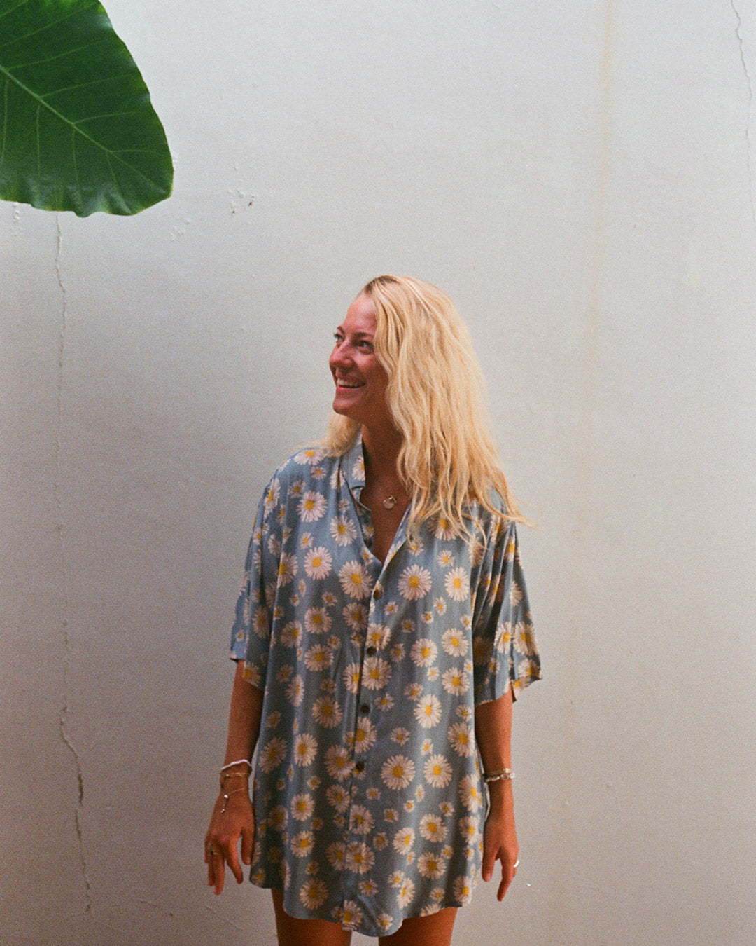 chemise motif fleurs pâquerettes bleu pastel kacang