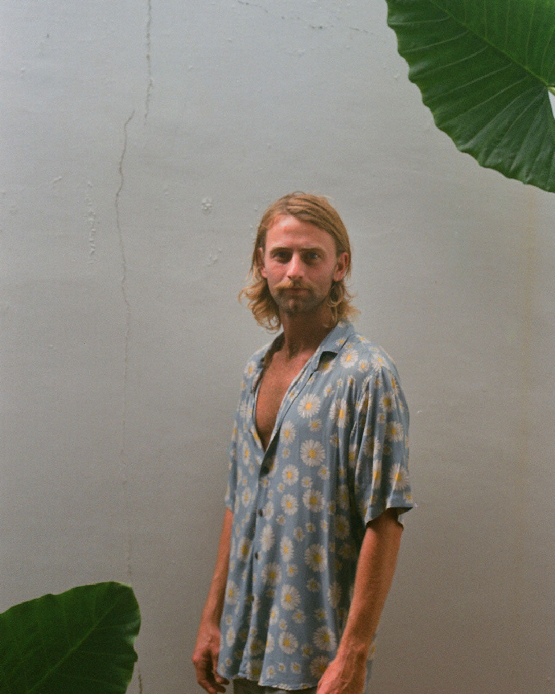 chemise motif fleurs pâquerettes bleu pastel kacang