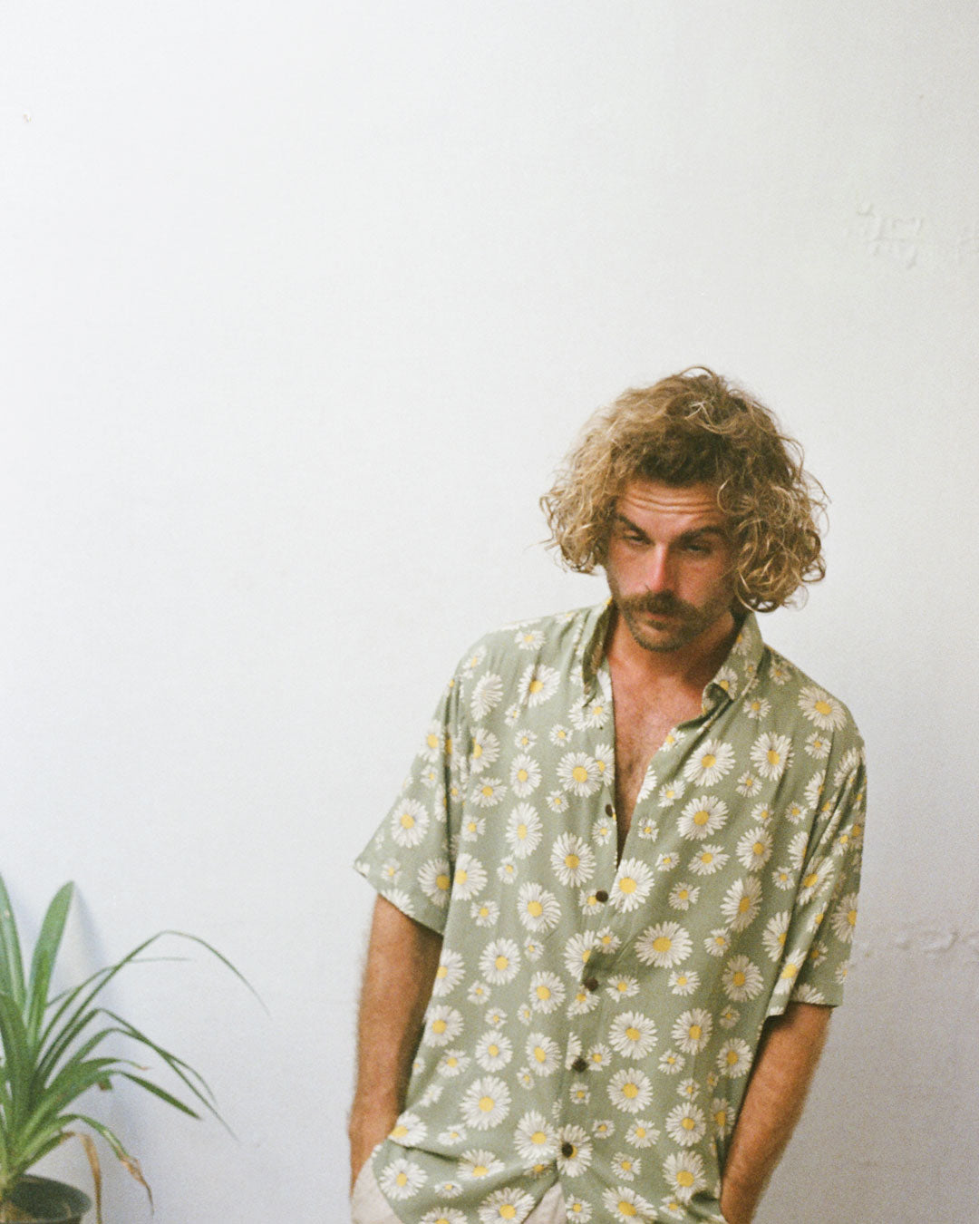 chemise motif fleurs pâquerettes vert pastel kacang