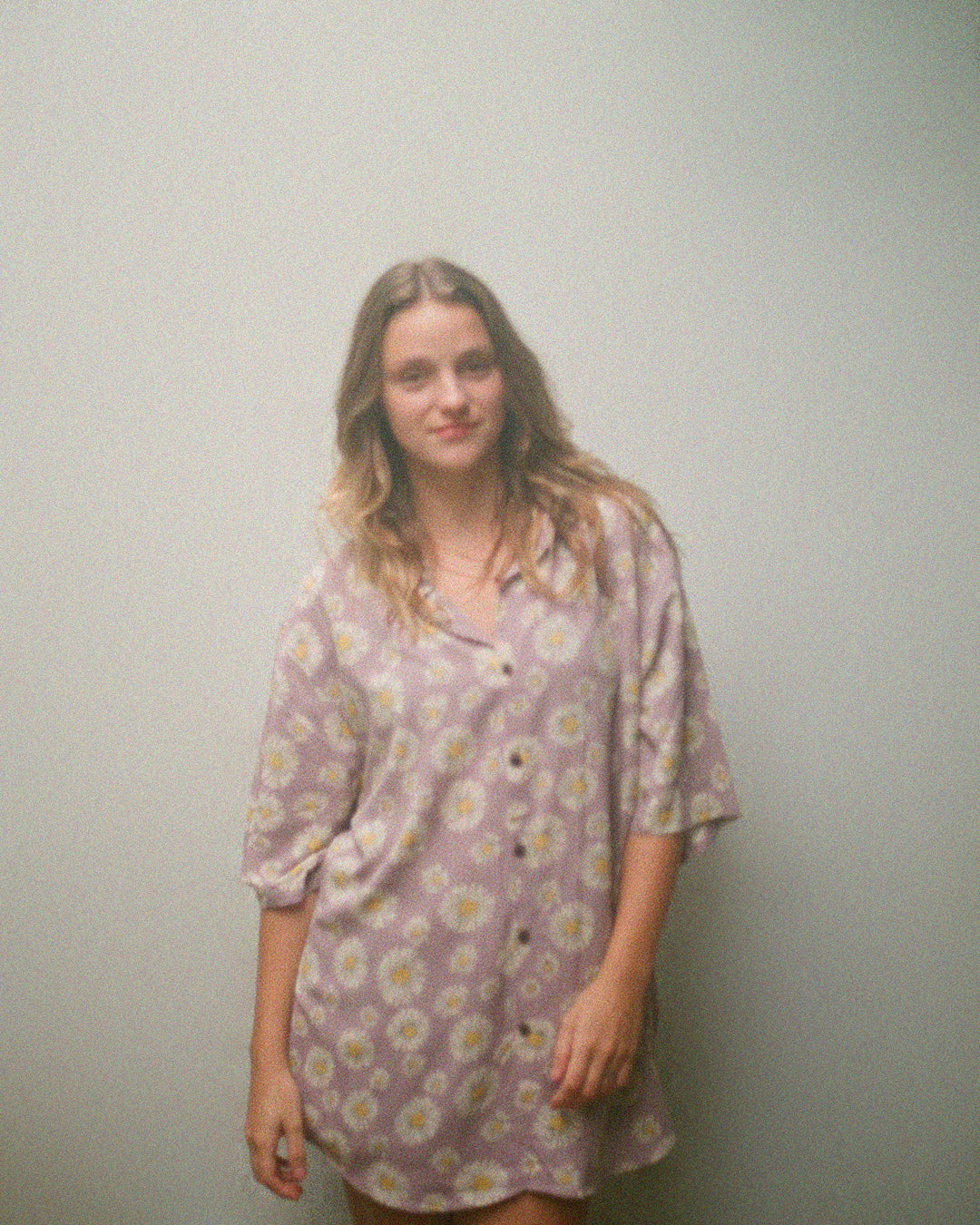 chemise motif fleurs marguerites pastel lilas kacang